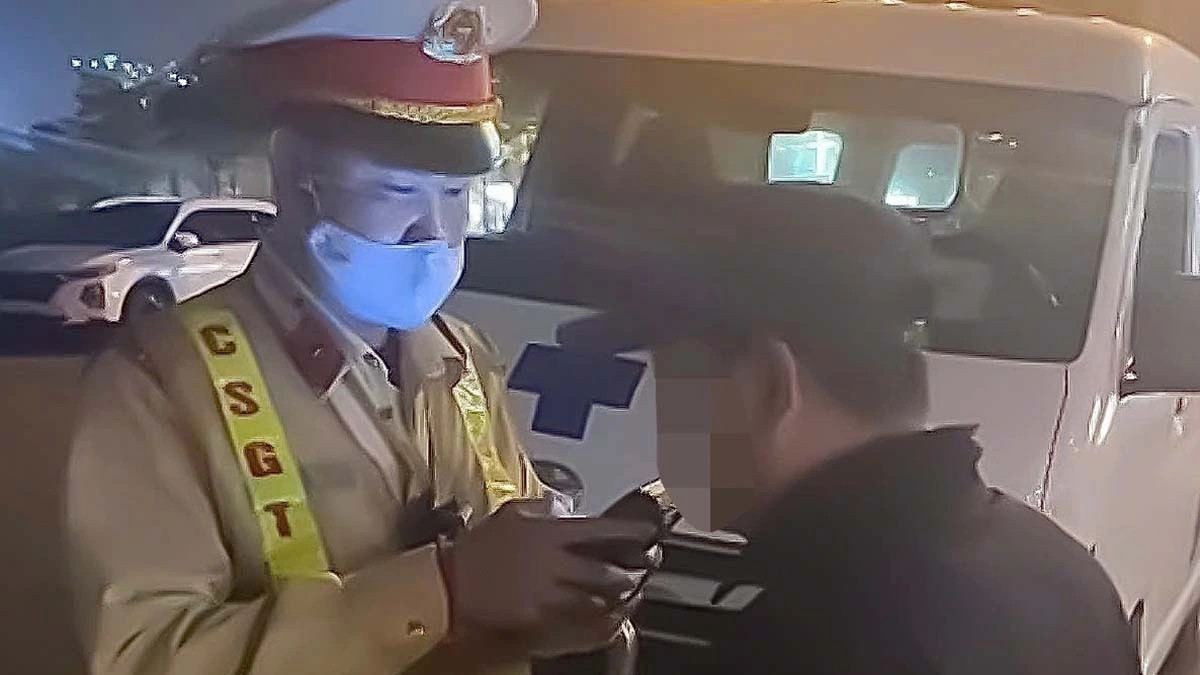 xu phat tai xe lai xe cuu thuong bien xanh vi pham nong do con o ha noi hinh anh 1