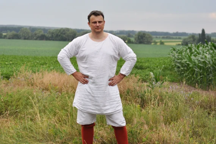 Áo sơ mi vào thế kỷ 13 vốn là chiếc áo lót mặc trong để giữ vệ sinh. (Ảnh: Etsy)