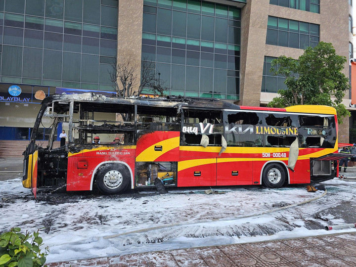 Đến 11h, đám cháy được dập tắt.