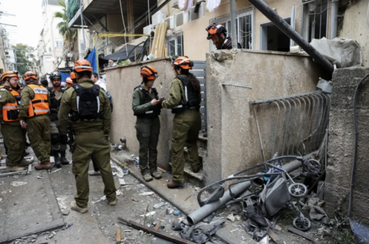 Tổ chức cấp cứu quốc gia Magen David Adom (MDA) cho biết bé gái 10 tuổi vẫn đang trong tình trạng nguy kịch với nhiều vết thương ở tay chân do mảnh đạn. (Ảnh: Reuters)