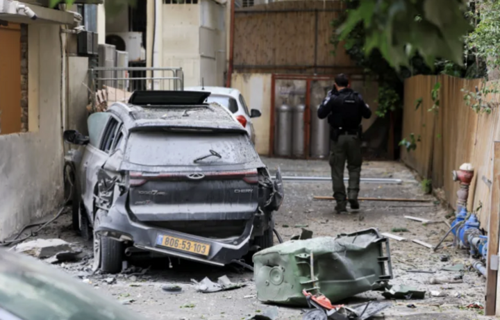 Theo thông báo của thông báo của chính quyền Israel, cuộc không kích của Iran nhằm vào Tel Aviv và Bnei Brak khiến ít nhất 16 người, trong đó có một trẻ em, bị thương. (Ảnh: Reuters)