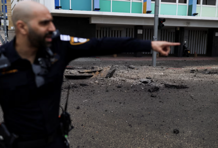 Ngay sau khi vụ tấn công xảy ra, nhân viên cấp cứu của tổ chức Magen David Adom lập tức có mặt kiểm tra hiện trường. (Ảnh: Reuters)