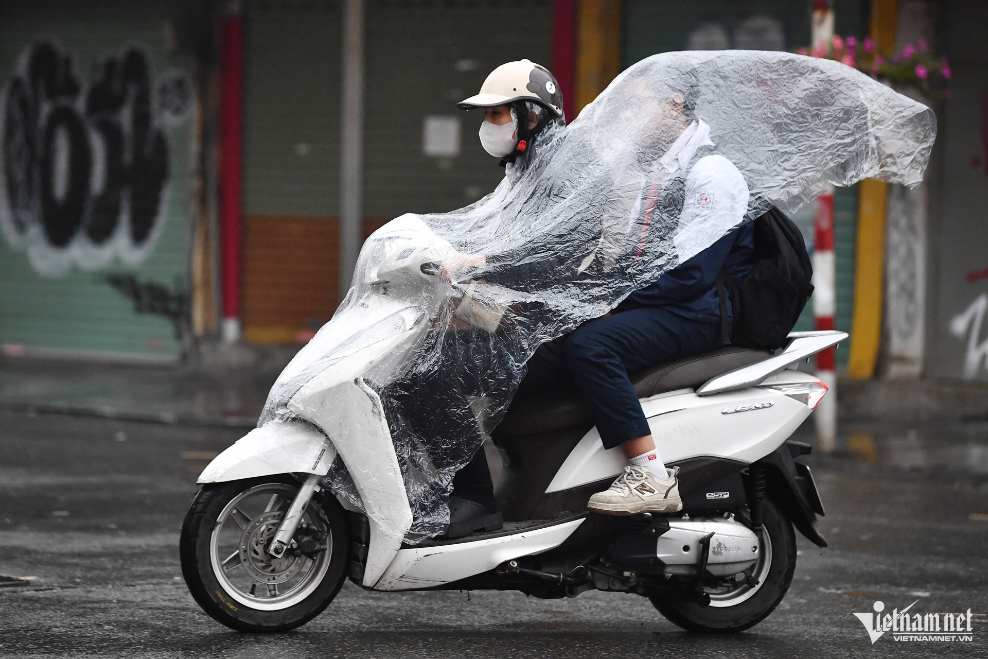 Mưa giông xuất hiện tại nhiều phường ở Hà Nội, miền Bắc chuyển mát插图 W-mua lanh HN 4 2025 N Khanh 3.jpg