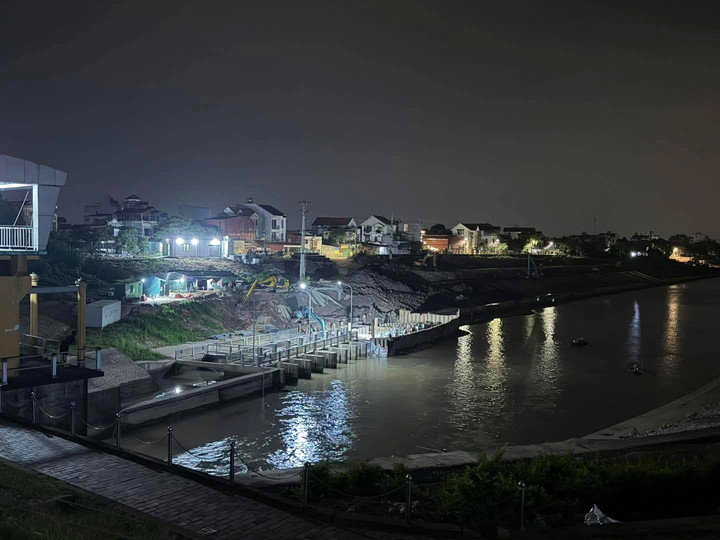 Lực lượng chức năng xuyên đêm tổ chức tìm kiếm tung tích của 3 mẹ con nghi gieo mình xuống sông Hồng tại khu vực cống Xuân Quan.