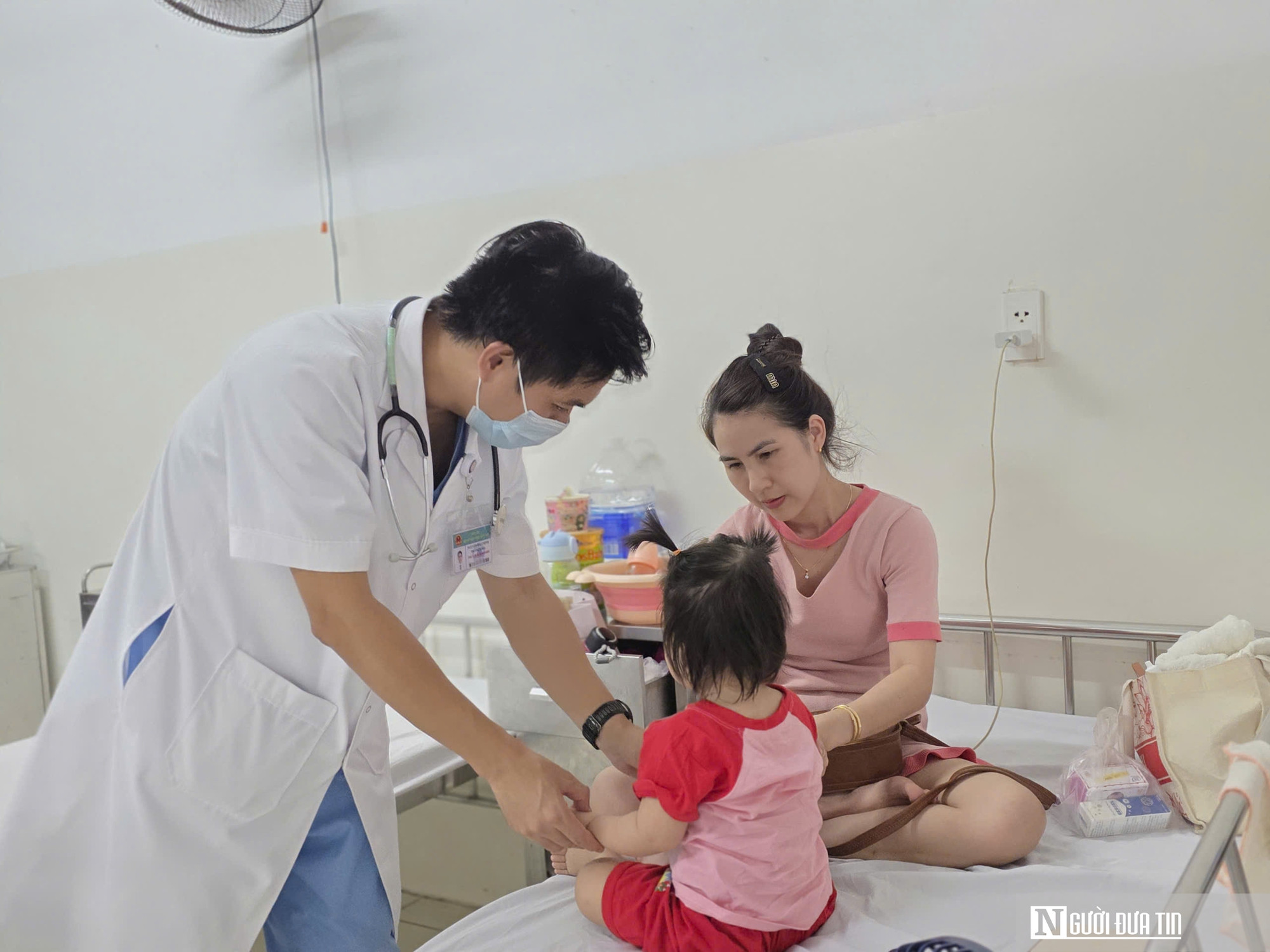 Bệnh tay chân miệng vào mùa, bệnh viện ở Đà Nẵng đón hàng trăm ca mỗi ngày- Ảnh 2.