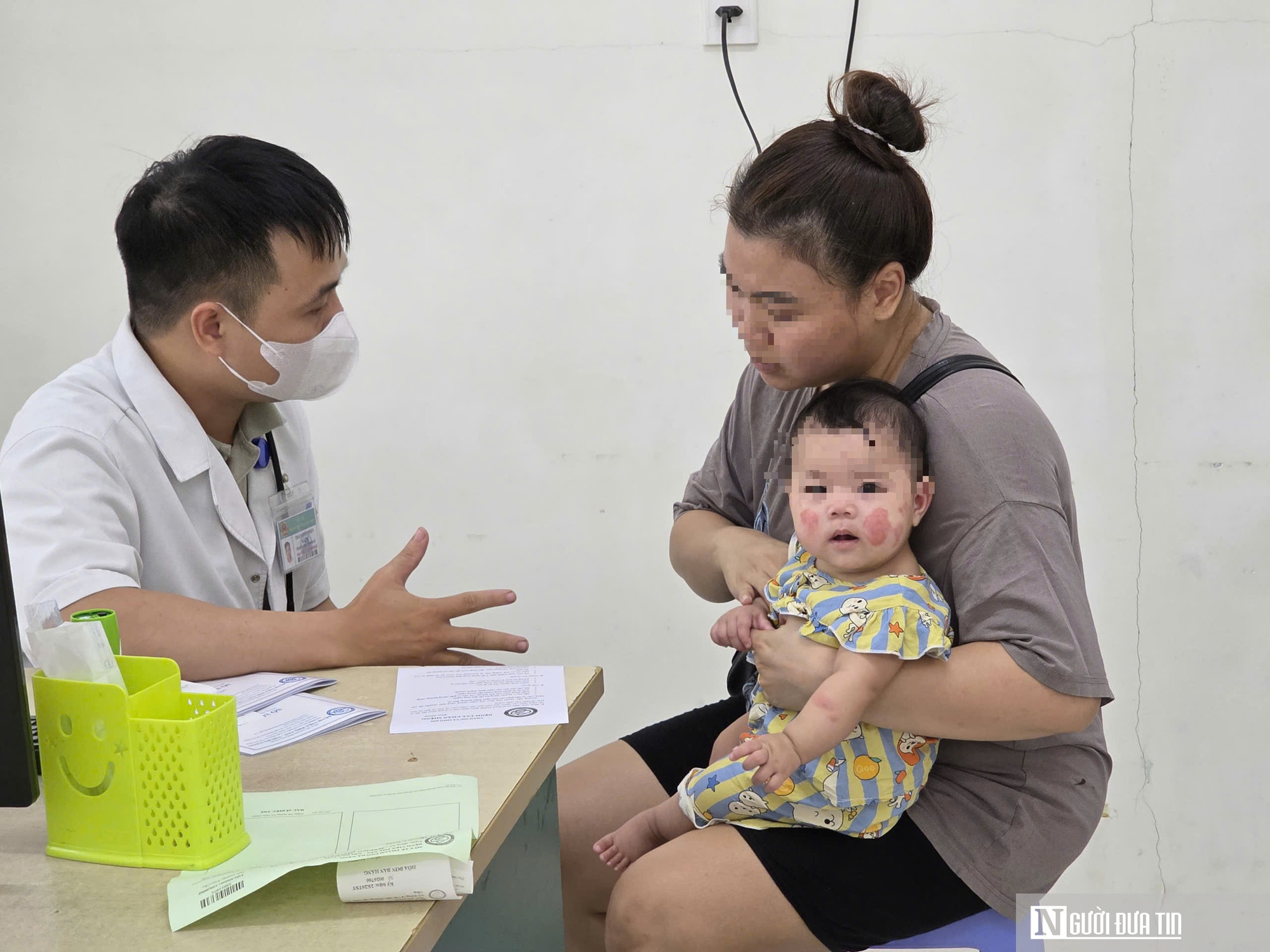 Bệnh tay chân miệng vào mùa, bệnh viện ở Đà Nẵng đón hàng trăm ca mỗi ngày- Ảnh 1.