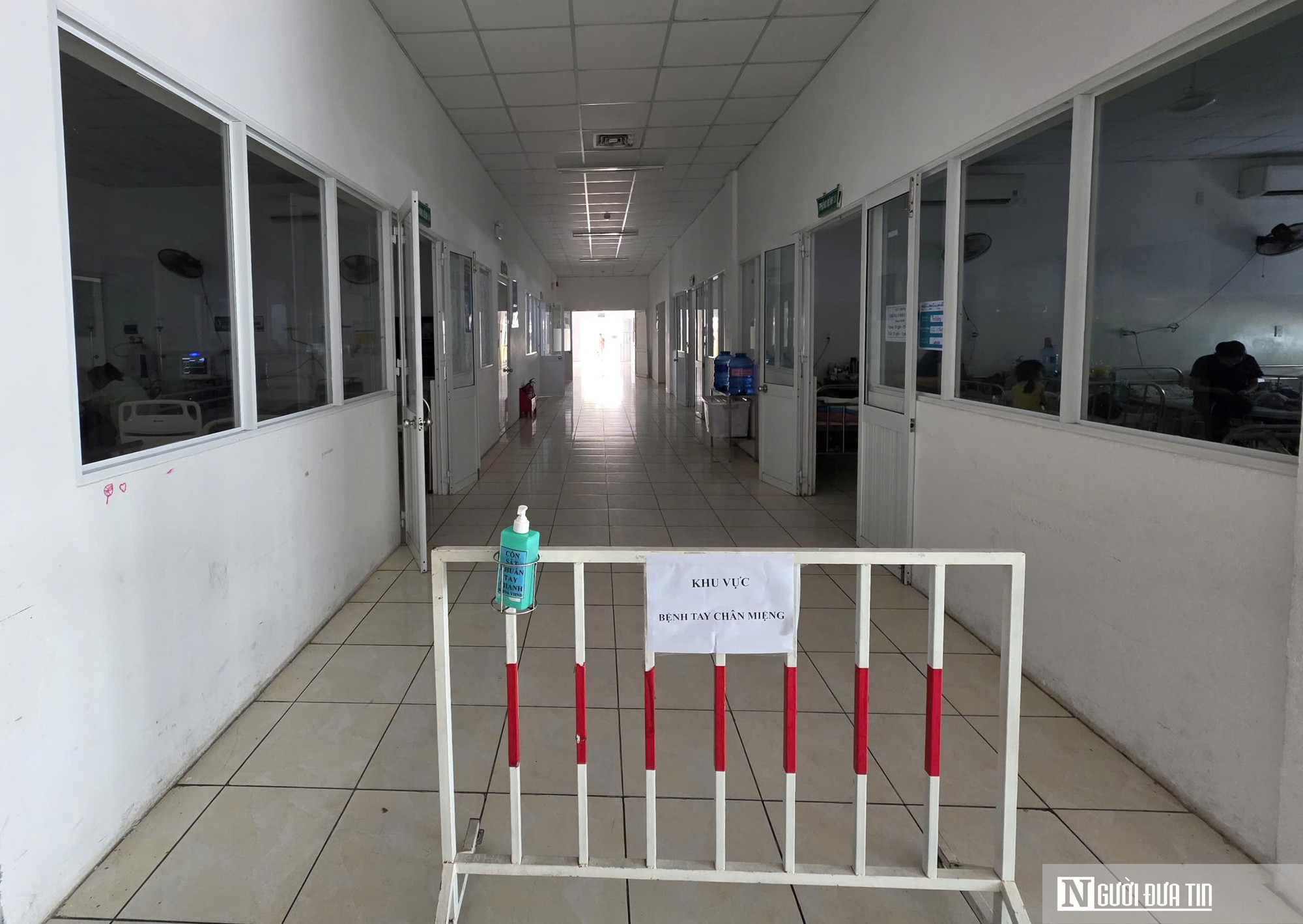 Bệnh tay chân miệng vào mùa, bệnh viện ở Đà Nẵng đón hàng trăm ca mỗi ngày- Ảnh 4.