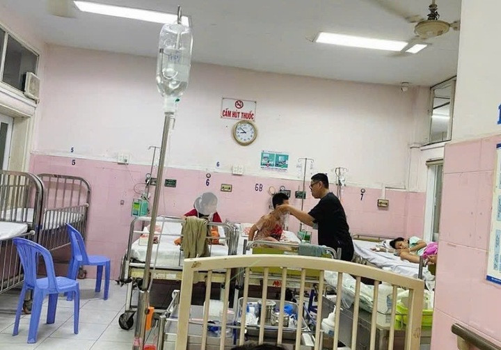 Học sinh được theo dõi và điều trị tại bệnh viện sau khi xuất hiện triệu chứng nghi ngộ độc.