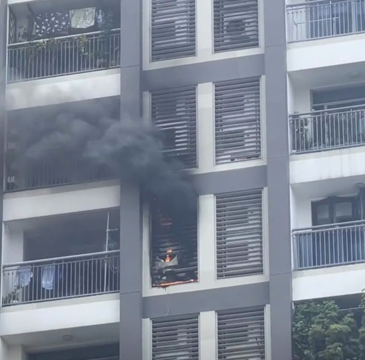 Cháy căn hộ tầng 10 chung cư cao cấp ở TPHCM, cư dân hoảng loạn tháo chạy插图 z7714607555348_30a89074f9a761242d94b2d3313127fd.jpg