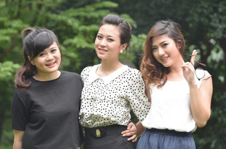 Quỳnh Trang (ở giữa) trong phim