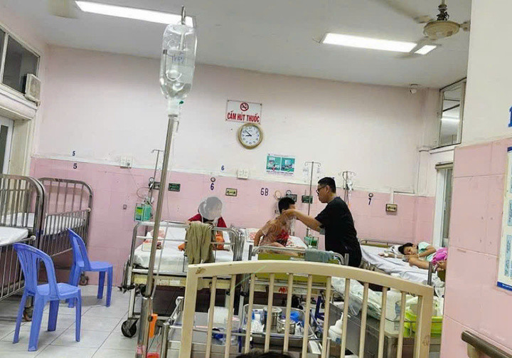 Học sinh được điều trị, chăm sóc y tế sau khi xuất hiện triệu chứng nghi ngộ độc.