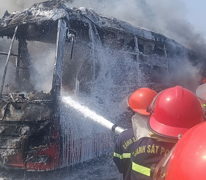 Xe khách bị thiêu rụi hoàn toàn (Ảnh: CACC)