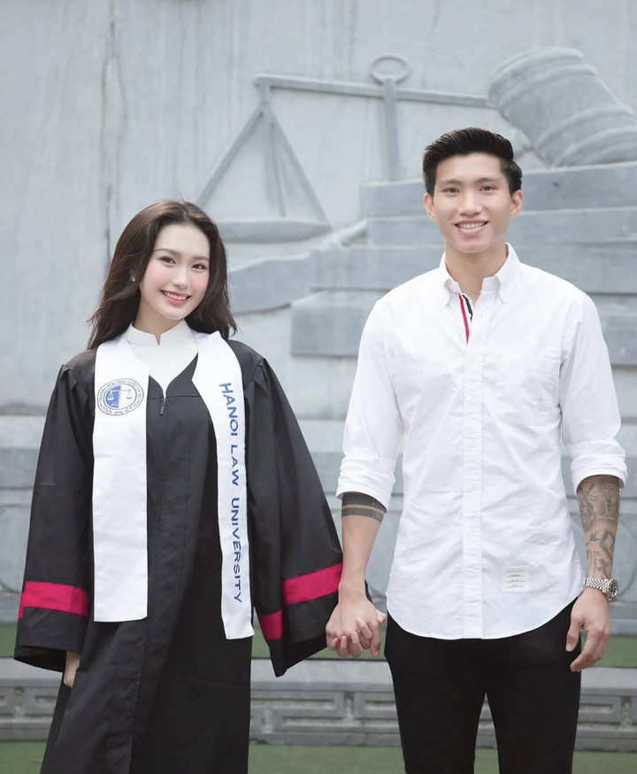 Không chỉ ngoại hình, cô còn khiến nhiều người bất ngờ bởi nền tảng học vấn. Cô có chứng chỉ IELTS 7.0, tốt nghiệp xuất sắc hệ cử nhân tại Đại học Luật Hà Nội. Hiện tại, bà xã Đoàn Văn Hậu cũng đang theo học chương trình Thạc sĩ Luật tại ĐH Luật Hà Nội.