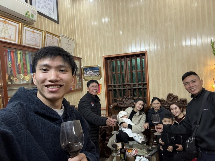 Một trong những “điểm cộng lớn” khiến Doãn Hải My được khen ngợi chính là cách cô đối xử với gia đình chồng. Qua những khoảnh khắc được chia sẻ, có thể thấy cô luôn giữ thái độ lễ phép, gần gũi và tinh tế.