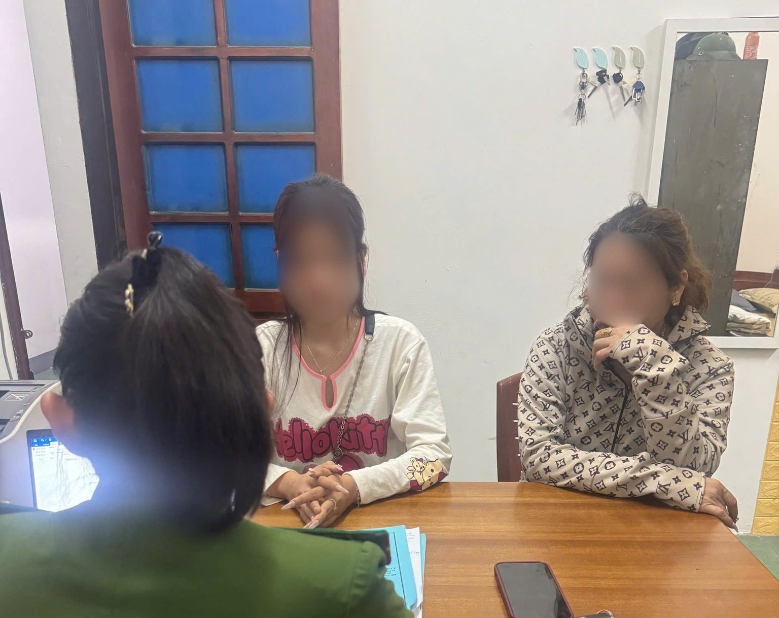 VIDEO nhóm phụ nữ đánh nhau, nhiều người vây quanh quay clip: Mời những người liên quan lên làm việc - Ảnh 1.