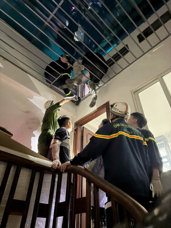 Giải cứu 5 người trong vụ cháy Hà Nội tại ngôi nhà 6 tầng lúc nửa đêm - Ảnh 2.