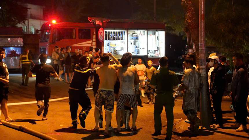 Giải cứu 5 người trong vụ cháy Hà Nội tại ngôi nhà 6 tầng lúc nửa đêm - Ảnh 4.