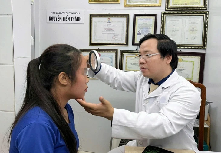 “Hỏng” mặt sau vài ngày dùng mỹ phẩm online: Cô gái mang cả túi sản phẩm đi cầu cứu bác sĩ插图 “Hỏng” mặt sau vài ngày dùng mỹ phẩm online: Cô gái mang cả túi sản phẩm đi cầu cứu bác sĩ - Ảnh 2