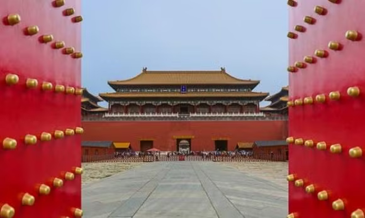 Giải mã 81 chiếc đinh tròn vàng