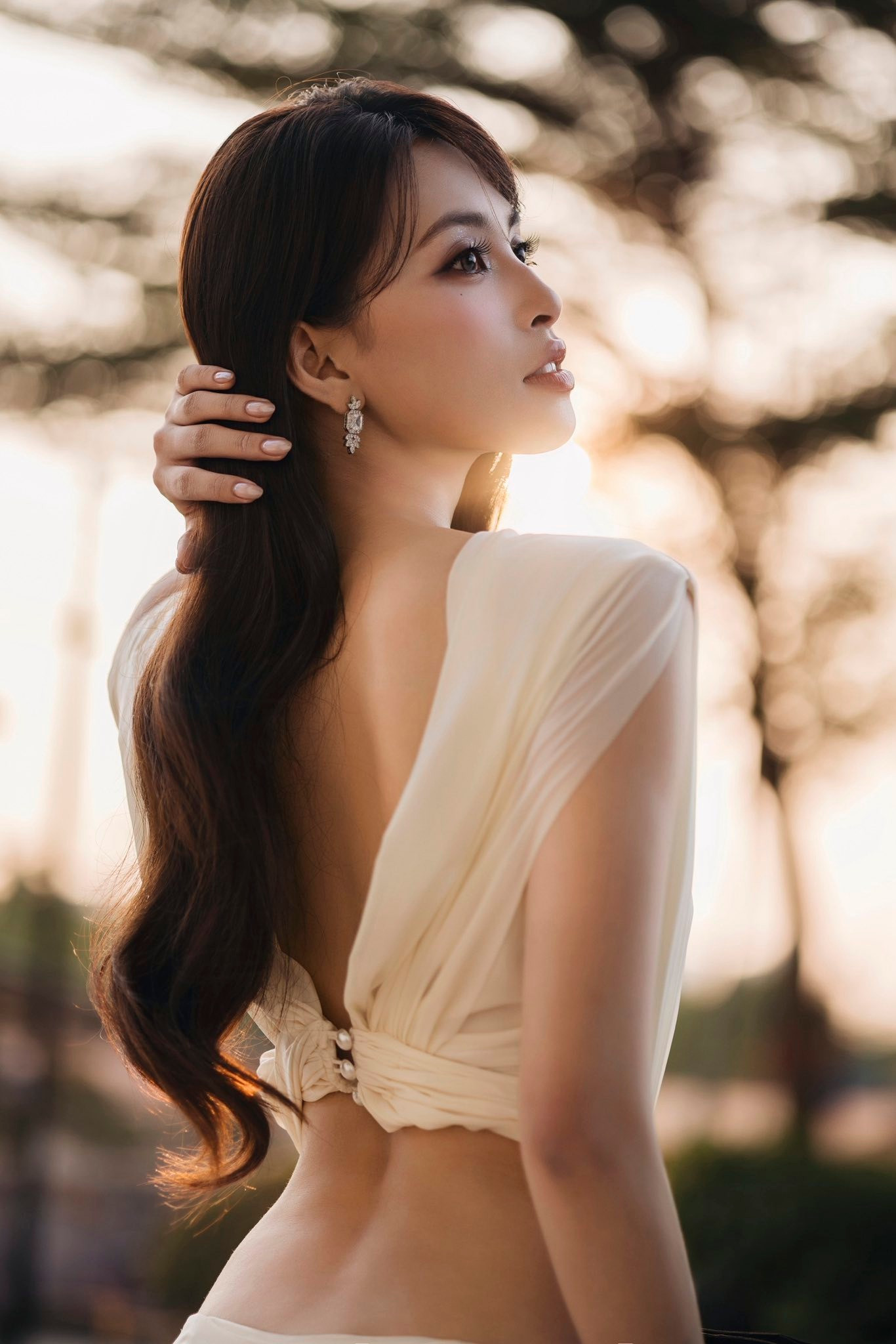 Trần Tiểu Vy khoe dáng quyến rũ với thiết kế váy cut - out gợi cảm - Ảnh 1.