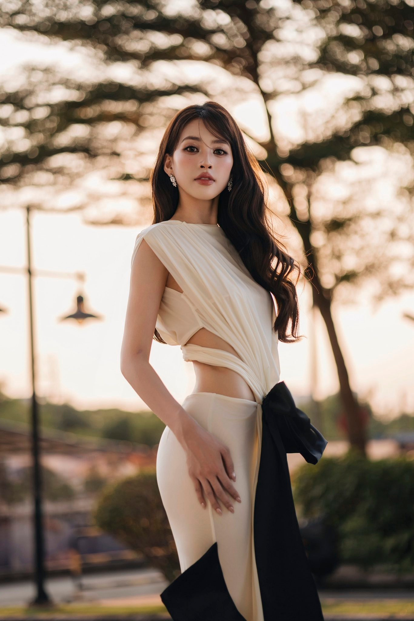 Trần Tiểu Vy khoe dáng quyến rũ với thiết kế váy cut - out gợi cảm - Ảnh 3.