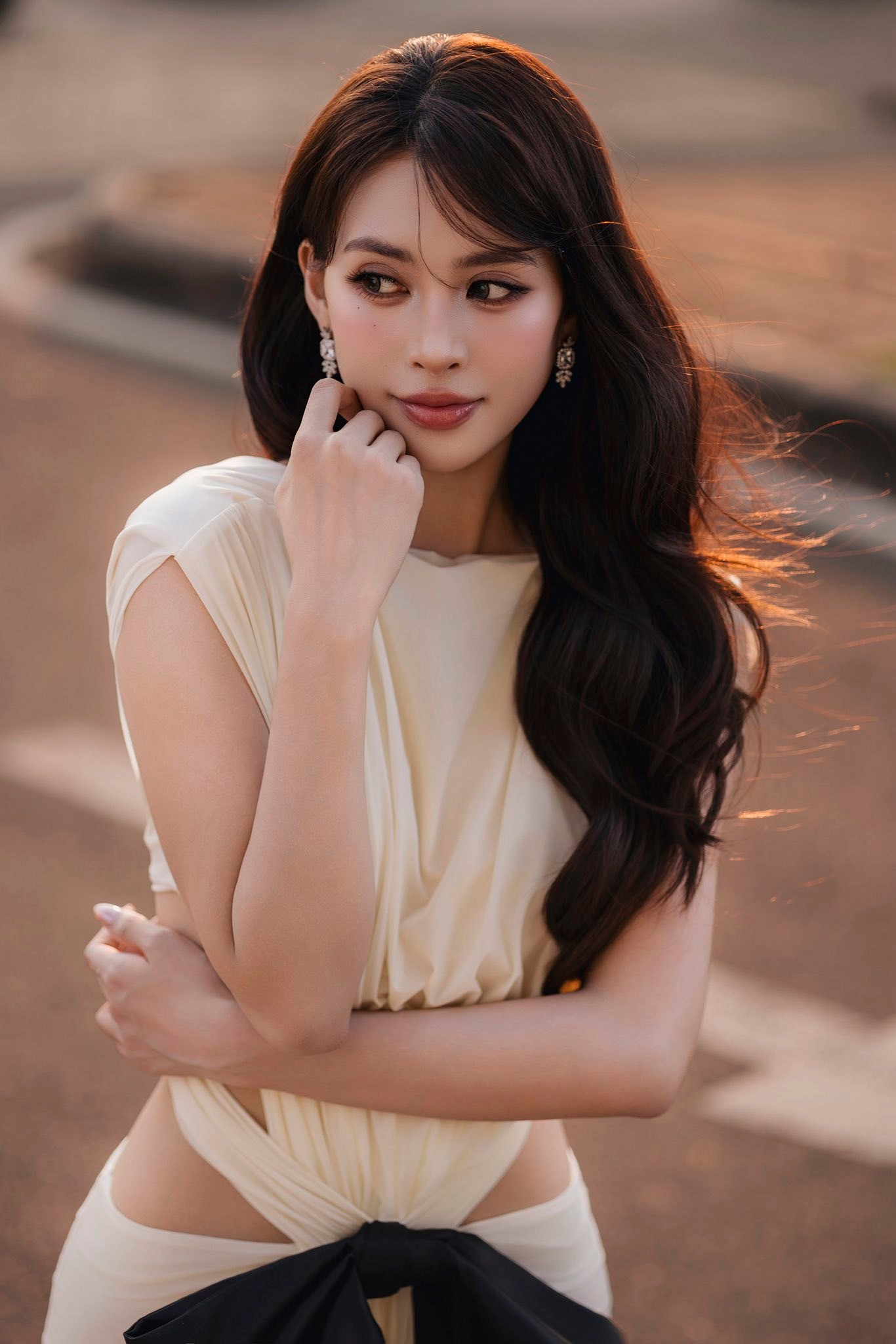 Trần Tiểu Vy khoe dáng quyến rũ với thiết kế váy cut - out gợi cảm - Ảnh 4.