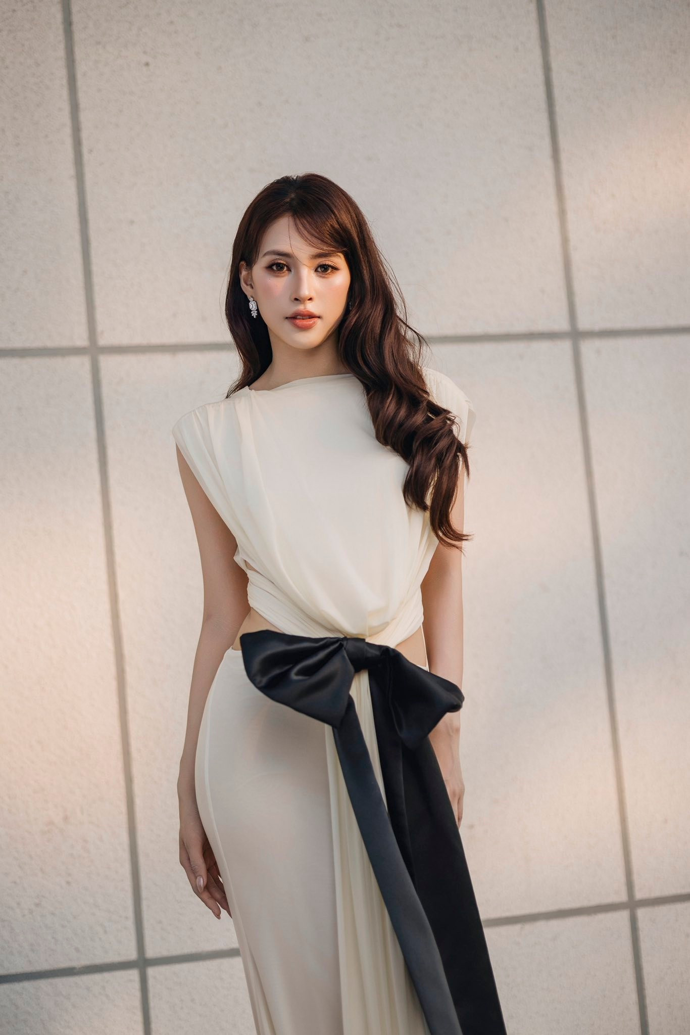 Trần Tiểu Vy khoe dáng quyến rũ với thiết kế váy cut - out gợi cảm - Ảnh 5.