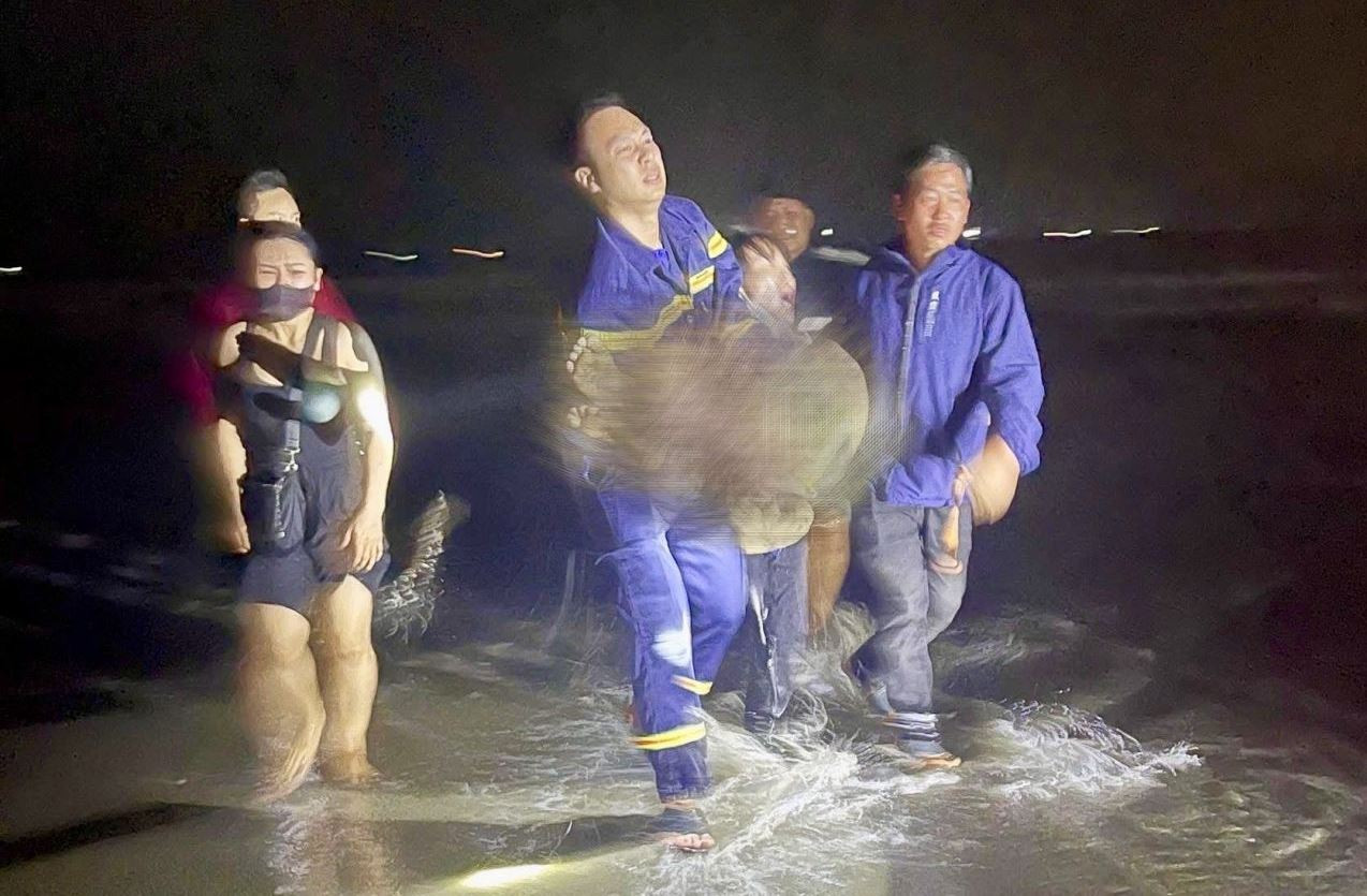 Hai chị em ruột đuối nước thương tâm dưới khe suối sau nhà - Ảnh 2.