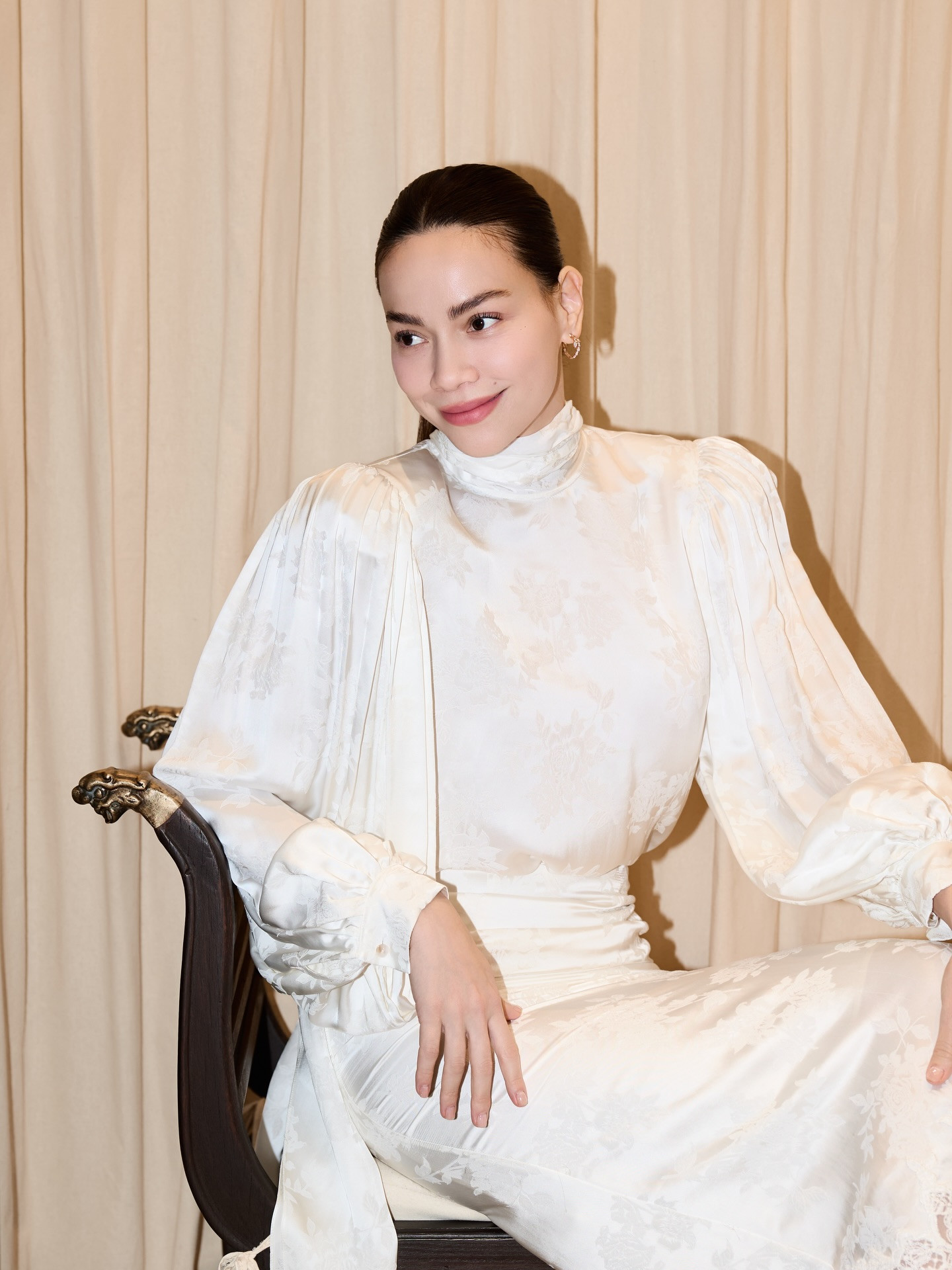 Học Hồ Ngọc Hà cách phối đồ màu trắng, tuổi trung niên cũng áp dụng được  - Ảnh 5.