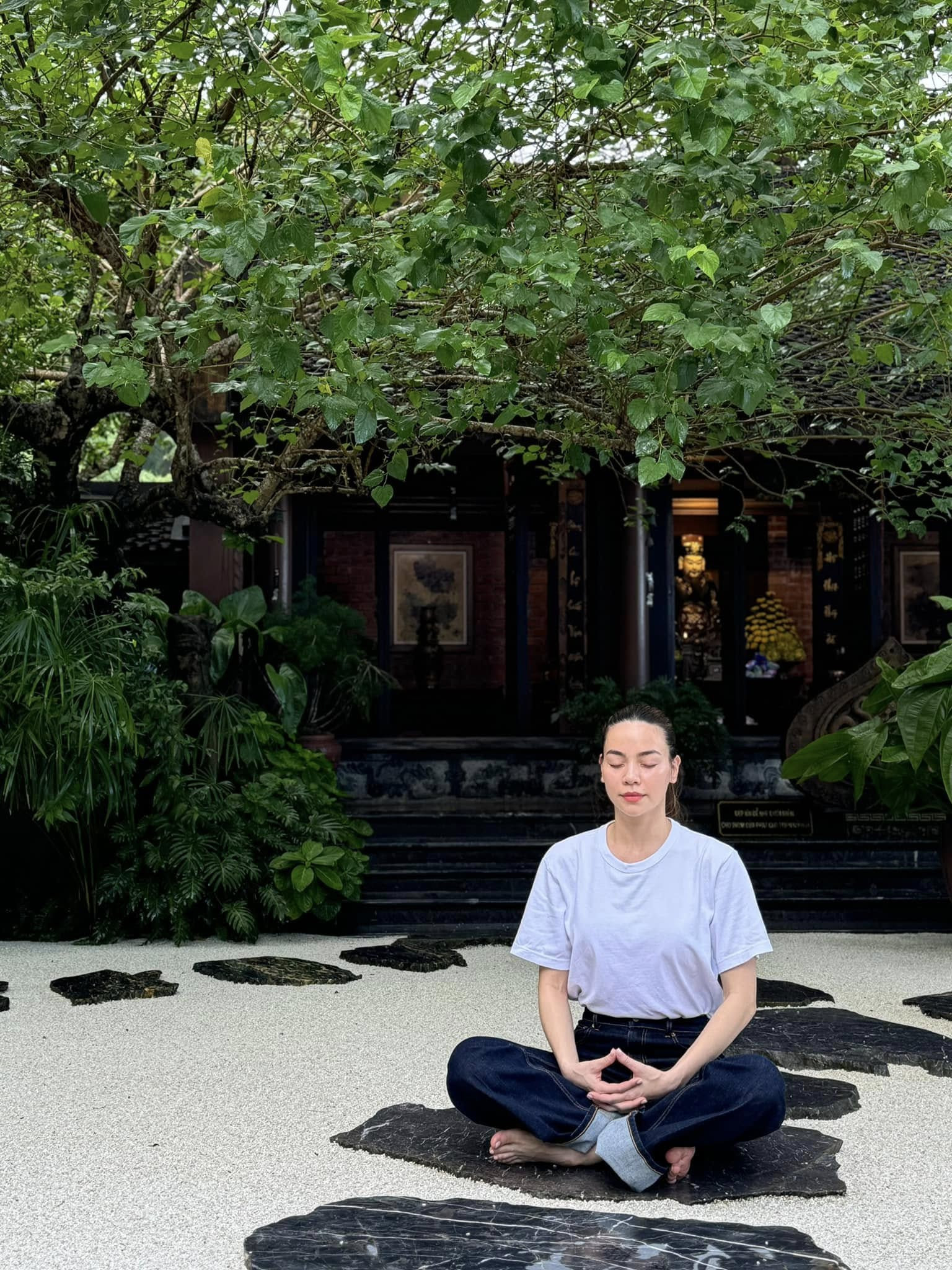 Học Hồ Ngọc Hà cách phối đồ màu trắng, tuổi trung niên cũng áp dụng được - Ảnh 12.