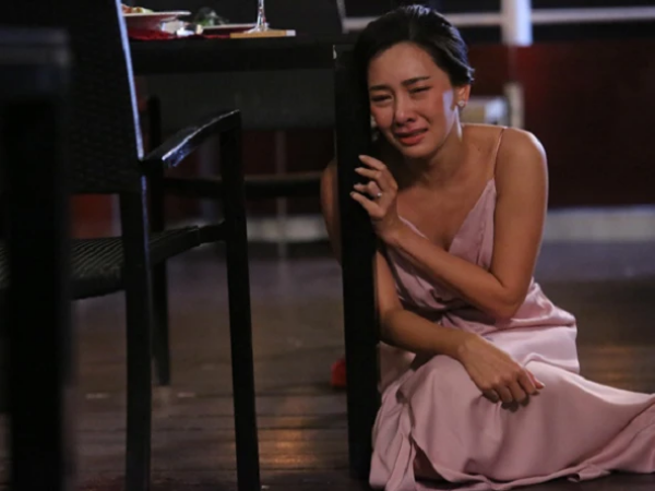 Nghe tiếng nước xả lúc 2 giờ sáng, tôi lén nhìn qua khe cửa nhà tắm rồi gục xuống khóc nức nở vì hành động của chồng - Ảnh 1