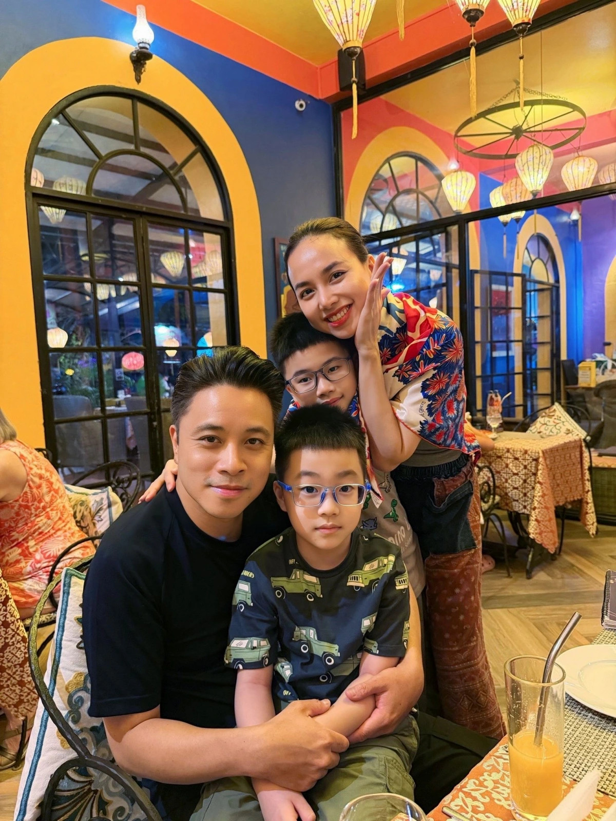 sao viet 13 4 tang duy tan dang anh di du lich cung bich phuong hinh anh 2