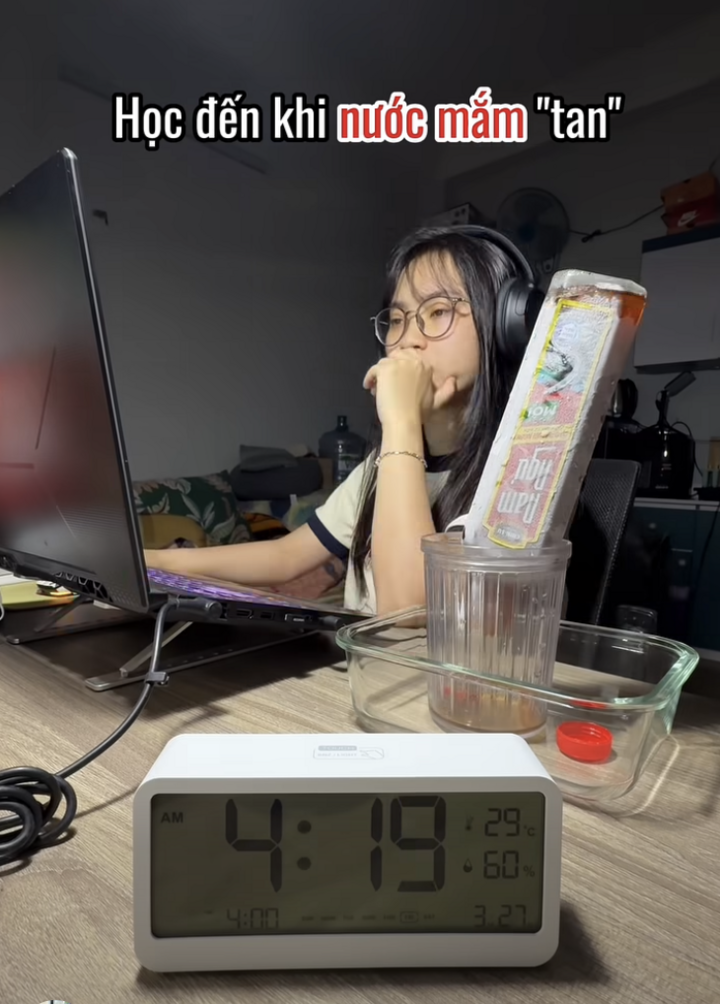 Trào lưu kỳ lạ 'học đến khi đá tan' của gen Z gây bão mạng xã hội - 4