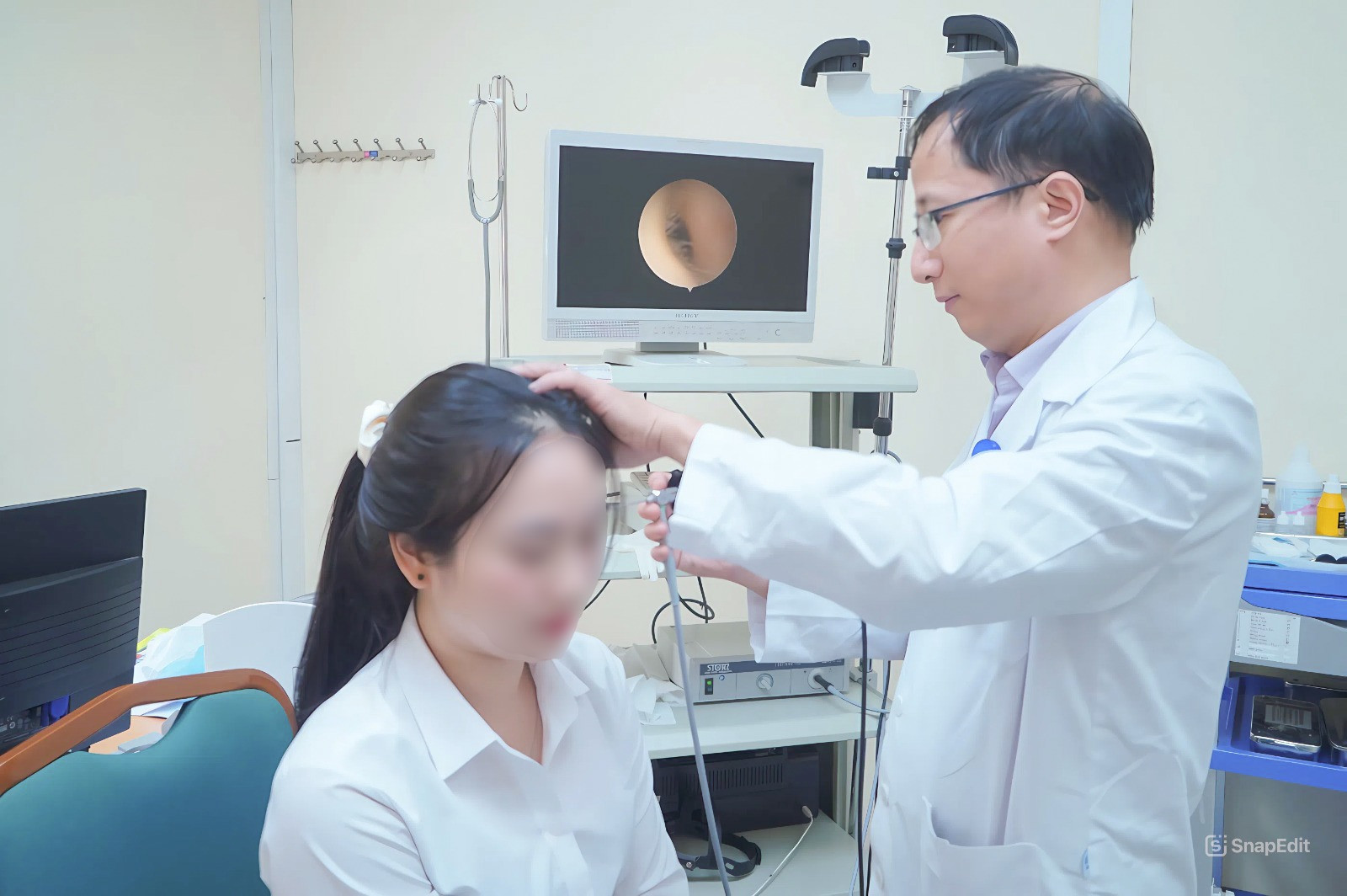 Tưởng chỉ ù tai thông thường, người phụ nữ 48 tuổi được phát hiện khối u nguy hiểm ẩn sâu trong hòm nhĩ - Ảnh 1.