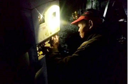 “Dị nhân ngậm điện” gây rúng động: 3 thế hệ miễn nhiễm dòng 220V, biến cơ thể thành dây dẫn - Ảnh 3.