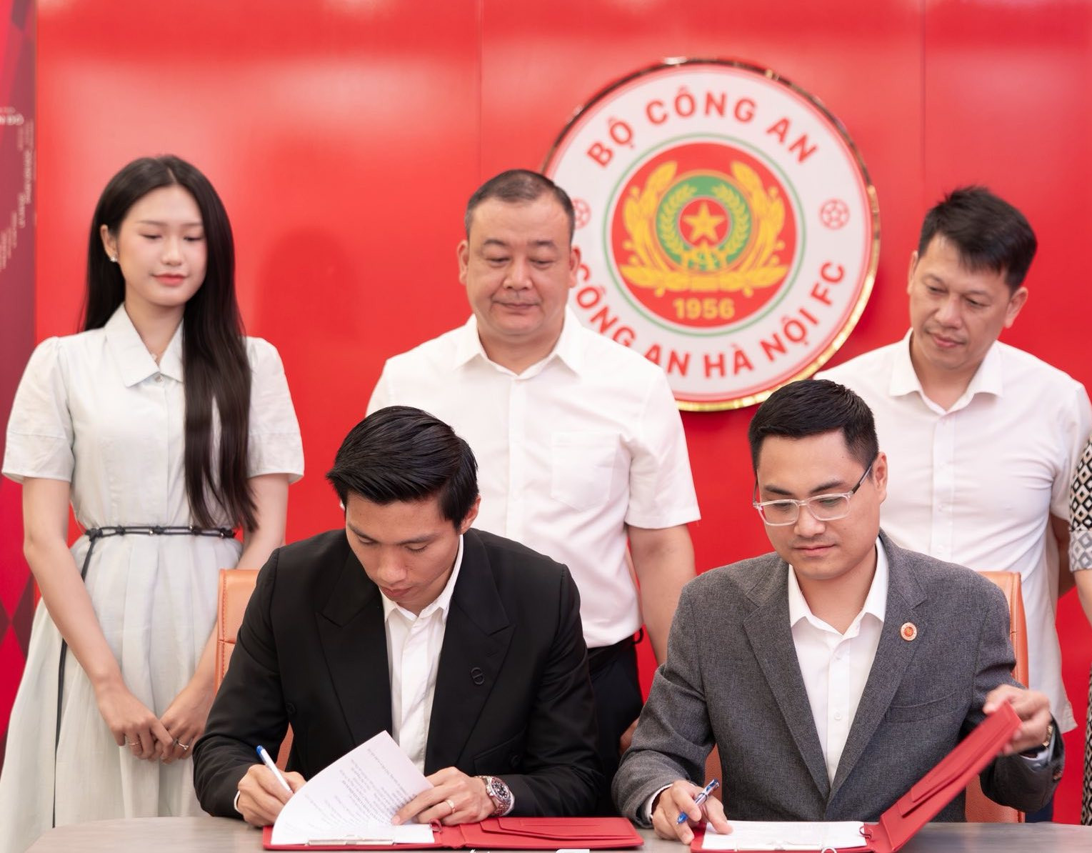 Đoàn Văn Hậu gia hạn hợp đồng 2026 , Doãn Hải My tỏa sáng bên chồng - Ảnh 2.