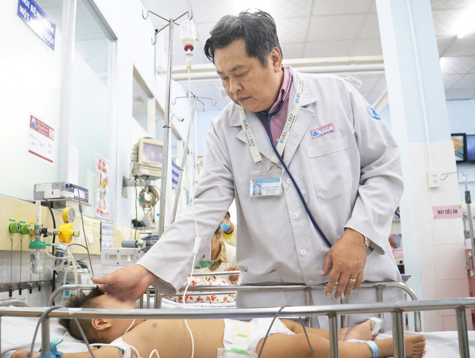 Phạt học sinh bằng kim tiêm: Bác sĩ nói gì về rủi ro sức khỏe? - Ảnh 1.