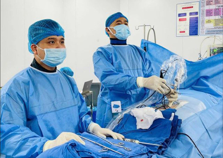 Bé gái 14 tuổi phải phẫu thuật vì thoát vị đĩa đệm (Ảnh: BVCC)