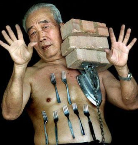 “Người nam châm” hút kim loại bằng cơ thể: Bí ẩn gây tranh cãi của dị nhân châu Á - Ảnh 1.