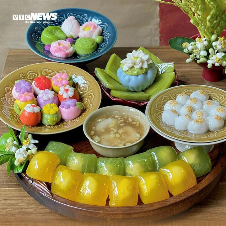 Mâm cúng Tết Hàn thực đầy đủ với bánh trôi, bánh chay nhiều màu sắc. (Ảnh: Minh Đức)