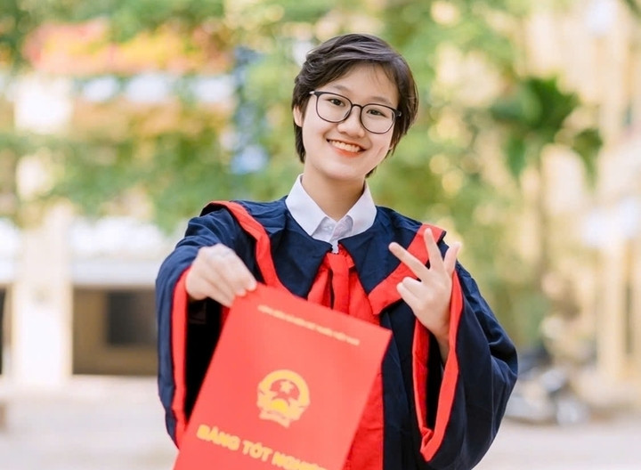 Nữ sinh trở lại trường học và tiếp tục hành trình dang dở.