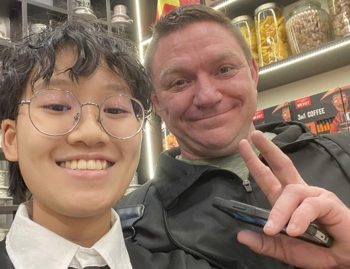 Vị bác sĩ vô tình ghé thăm đúng nơi Minh Ngọc đang làm việc.