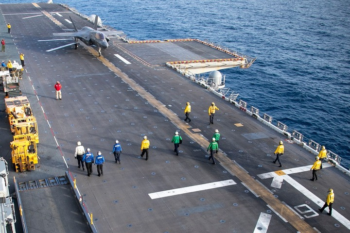 Máy bay F-35B Lightning II cất cánh từ tàu sân bay USS Tripoli (LHA 7).
