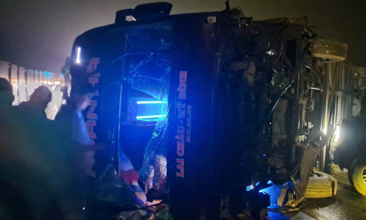 Hiện trường vụ lật xe khách trên cao tốc Nội Bài - Lào Cai. (Ảnh: M.K.)