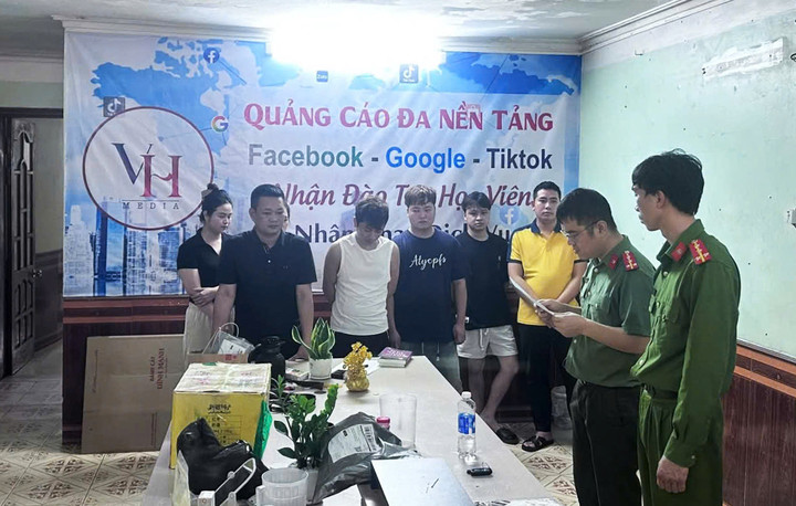 Cơ quan công an khám xét tại nơi làm việc của các đối tượng.