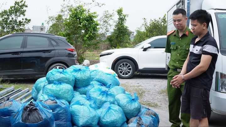 Tạ Văn Xã cùng khoảng 4 tấn giá đỗ thành phẩm bị thu giữ tại xưởng sản xuất ở phường Mạo Khê.