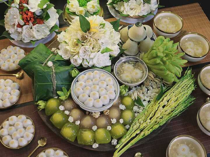 Tết Hàn thực nhiều gia đình tất bật chuẩn bị mâm cỗ cúng đầy đủ, đúng phong tục để tưởng nhớ tổ tiên, cầu bình an.