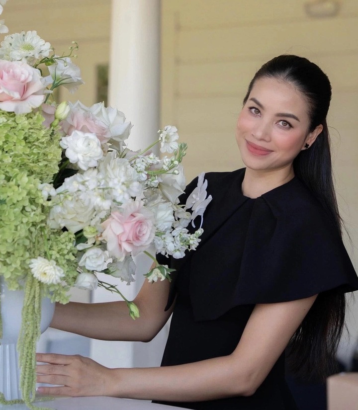 Phạm Hương cho biết, dù vẫn nhận được nhiều lời mời trở lại làm nghệ thuật nhưng hiện tại cô muốn dành toàn thời gian chăm sóc gia đình.