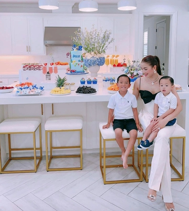 Suốt 8 năm qua, Phạm Hương không còn hoạt động trong showbiz. Cô sống khá kín tiếng, tập trung chăm sóc gia đình và nuôi dạy hai con.