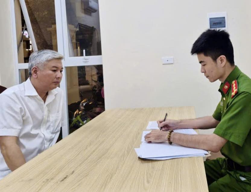 Tài xế Mercedes tạt đầu, đấm tài xế taxi đã uống bia rượu - Ảnh 1.